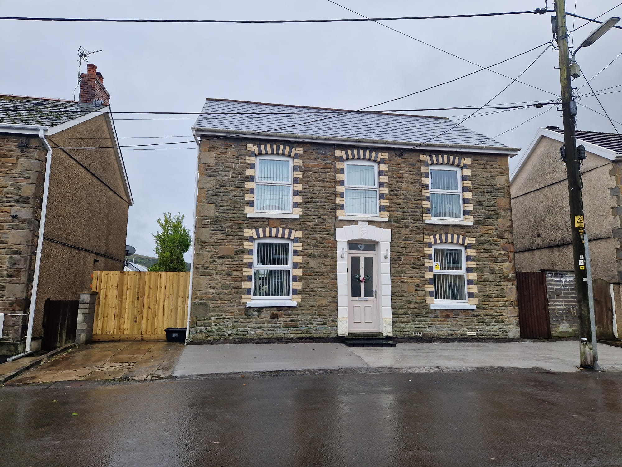 Ty‑Heddfan home exterior